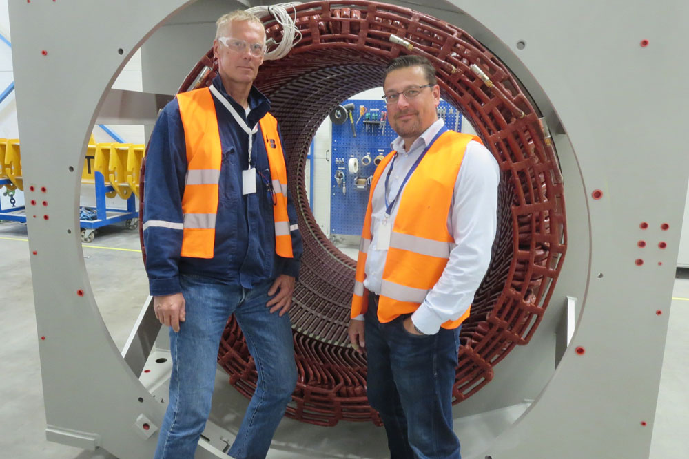 Tallinkin sähkötarkastaja Madis Kaldoja ja RMC:n projektipäällikkö Marko Paloluoto valmisteilla olevan generaattorin edessä.