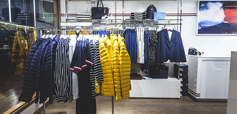 Uudesta Tommy Hilfiger -myymälästä löydät ajattoman tyylikkäät vaatteet ja asusteet.