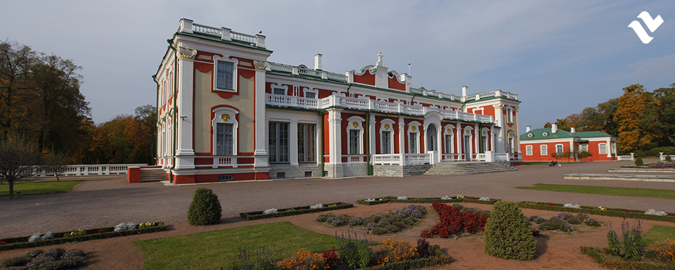 Ihastuttava Kadriorgin palatsi ja puisto on kävelymatkan päässä terminaalista.