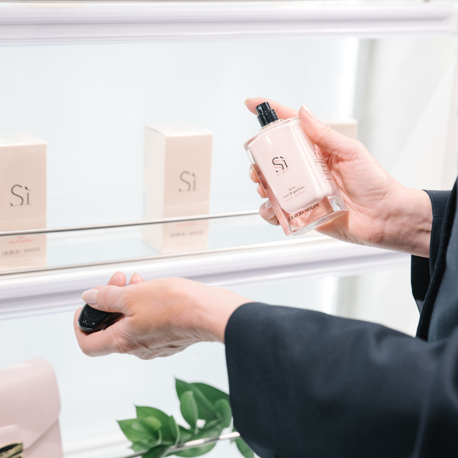 Silja Symphonyn myymälässä kattava valikoima Armanin tuoksuja ja meikkituotteita